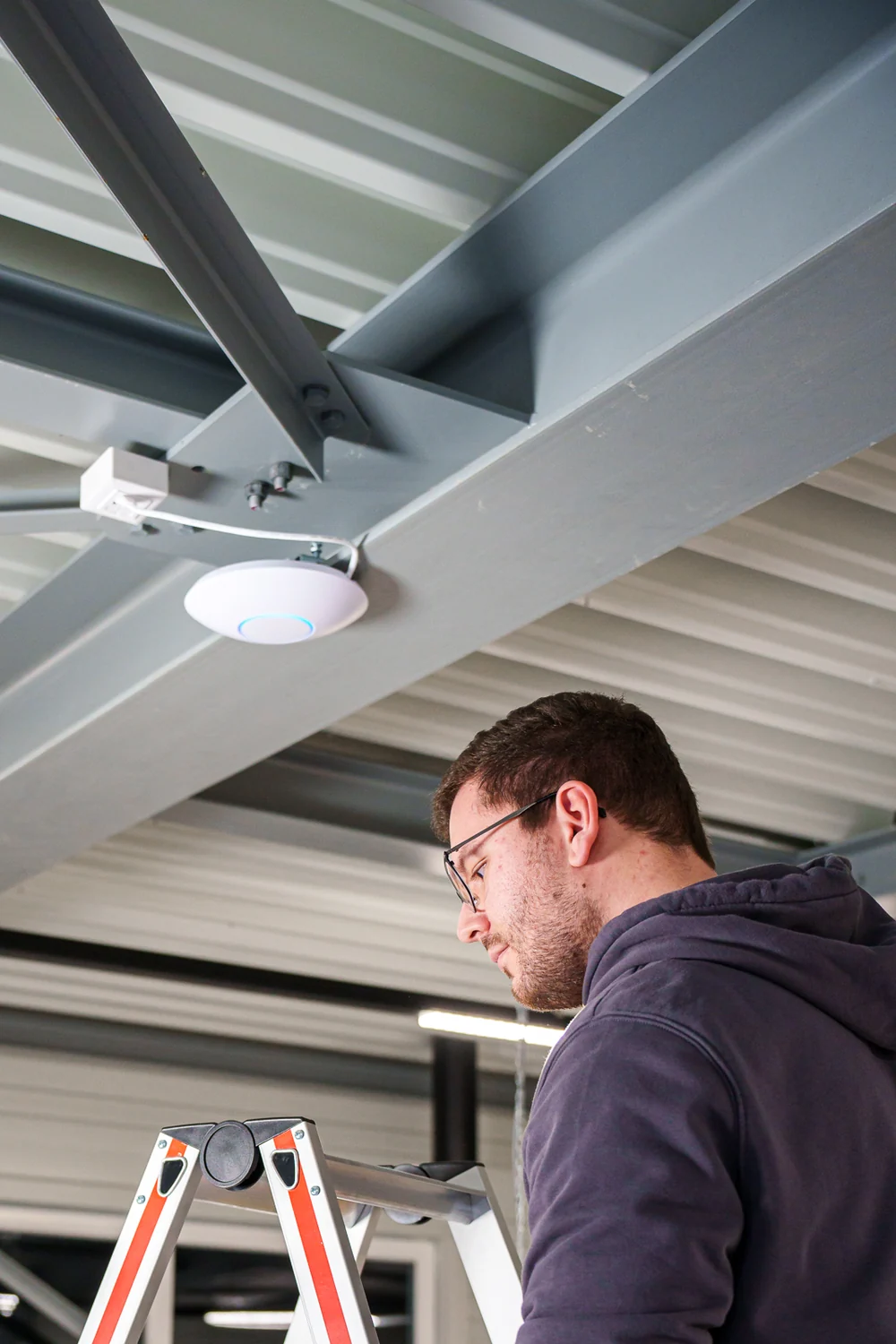 Montage und Einmessen eines WLAN Access Points in einer Halle