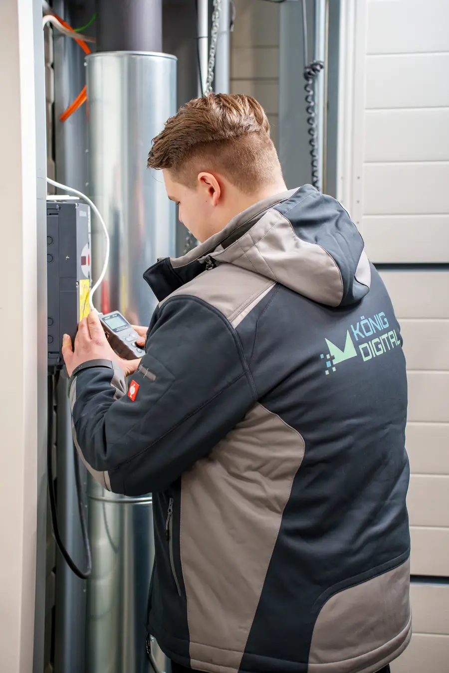 Techniker prüft eine Verteilung mit einem Messgerät