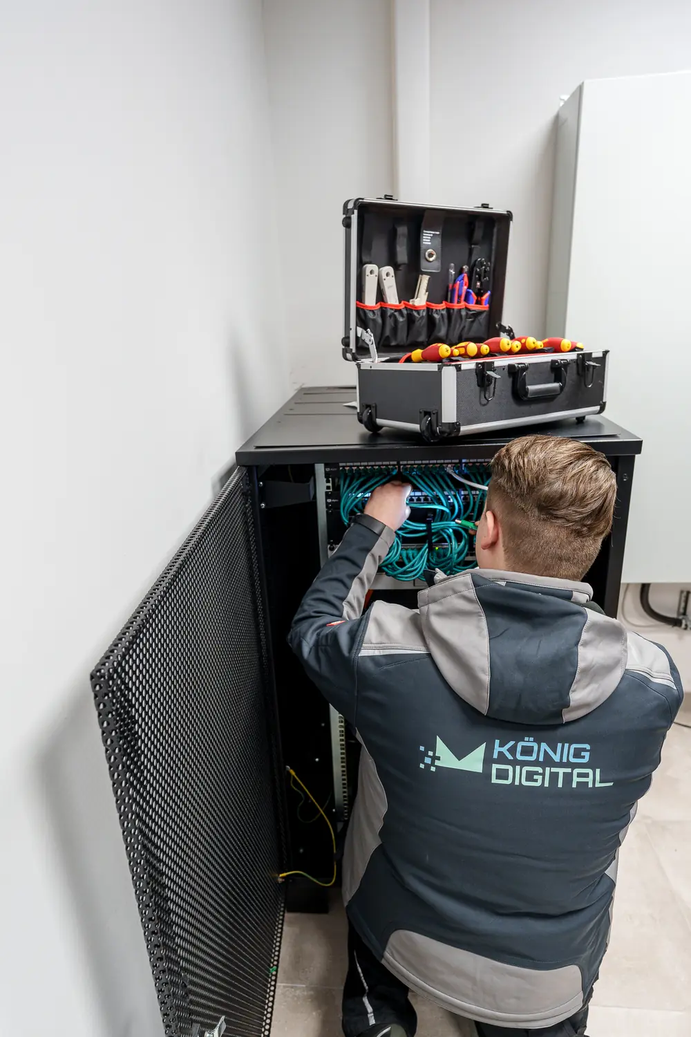 Sauber gepatchter Serverschrank mit beschriftetem Patchfeld